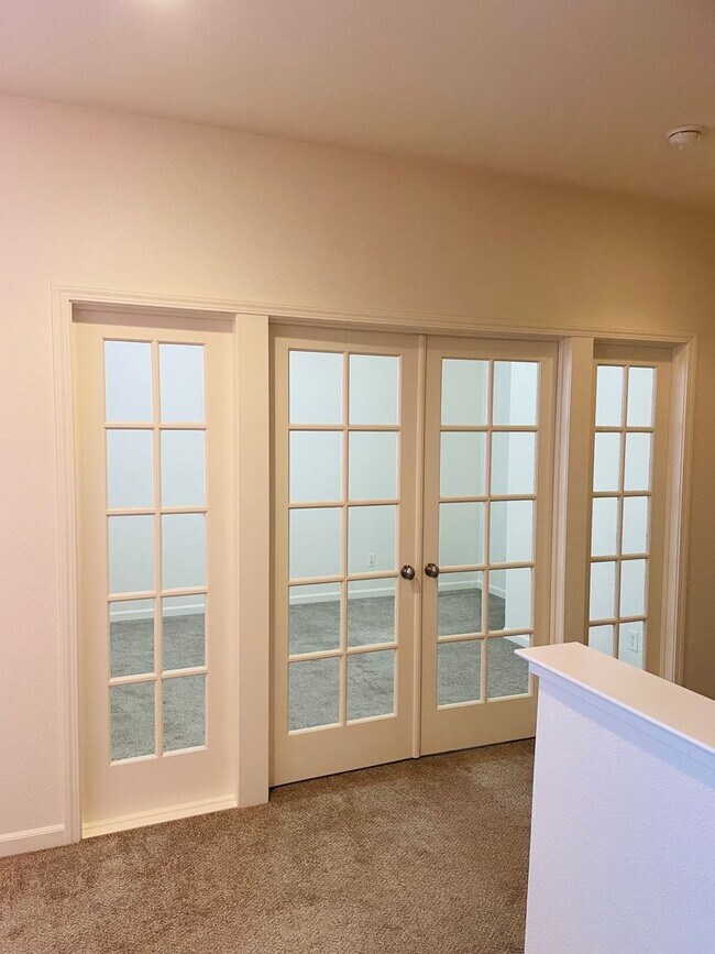 Building Photo - Modern 2 bed/2.5 bath with BONUS ROOM in West Sac