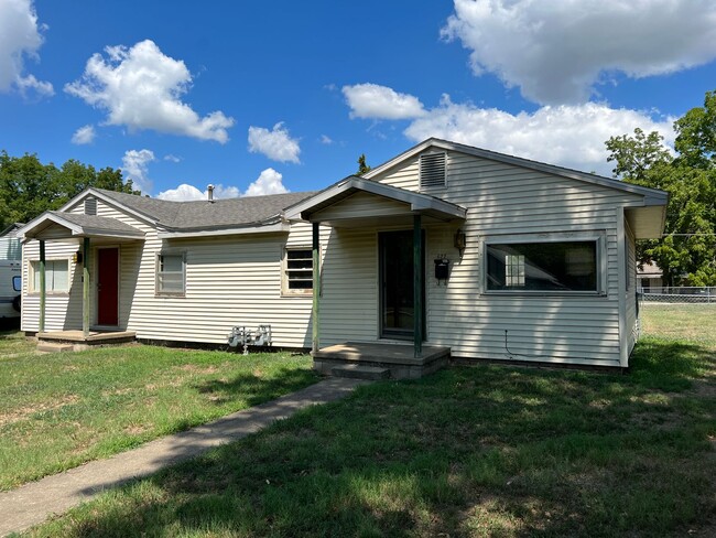 Primary Photo - 622-624 W. Forest Duplex