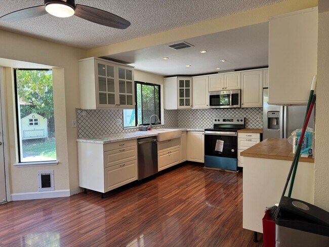 Building Photo - 2940 Candido Dr