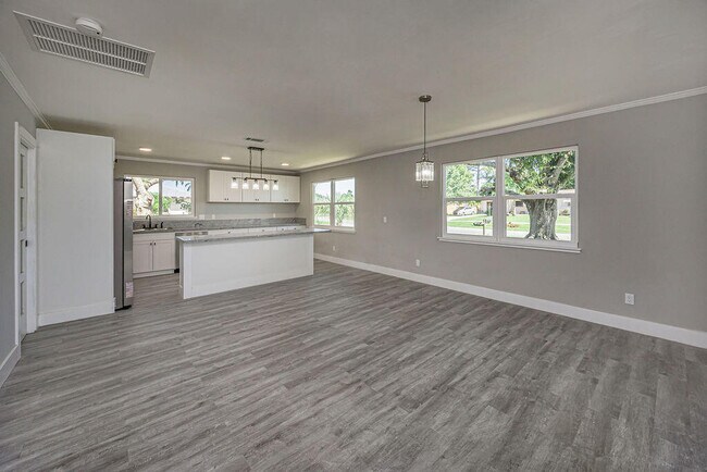 Building Photo - 300 Riomar Dr