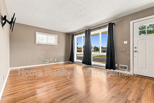 Building Photo - 10807 Larry Dr