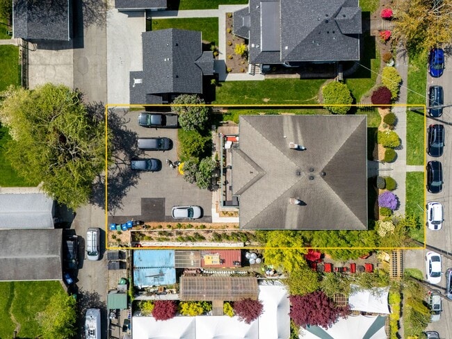 Building Photo - Charming 1BR/1BA Main Floor View Unit in D...