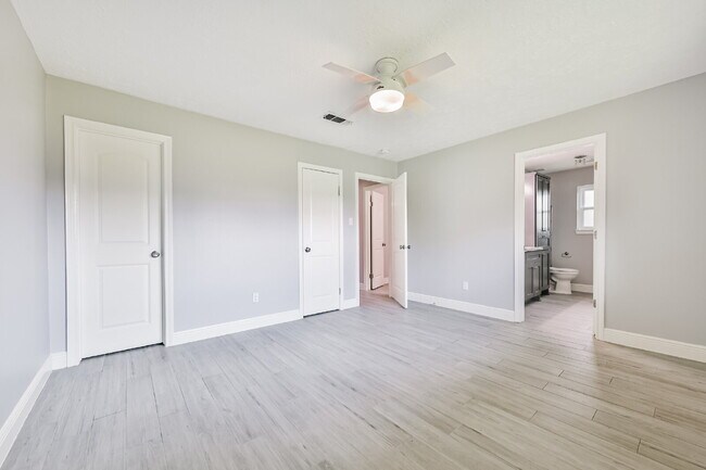 Building Photo - Rare Horse-Ready Property in Manvel
