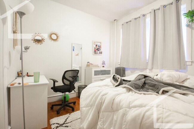 Building Photo - Gorgeous Brookline 4-bed 1-bath unit with heat and hot water included in the rent price!
