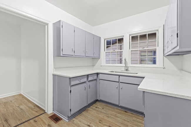 Building Photo - Beautifully Renovated 4 Bedroom 2 Bath Hom...