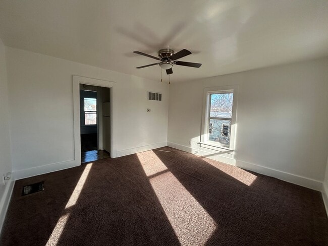 Building Photo - ET1608 E 12th St