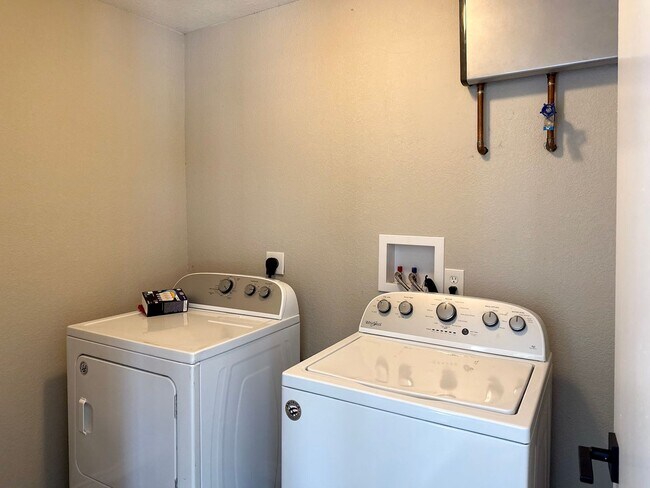 Building Photo - 3 Bed / 2 Bath / 2 Car Gargae / Pool