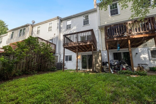 Building Photo - 3 Bed 2.5 Bath - Gaithersburg Townhouse - Finished Basement