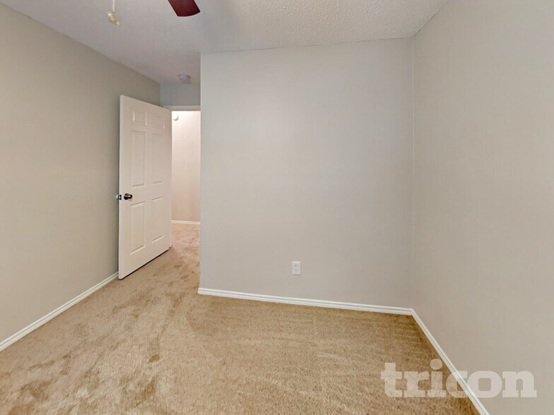 Building Photo - 521 Clover Dr