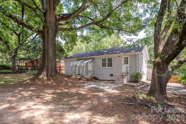 Building Photo - 1129 Eastview Dr