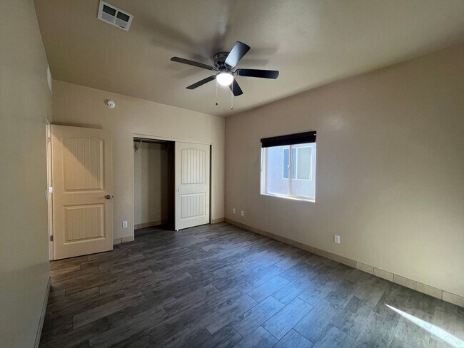 Building Photo - 3 bedroom 2 bath rental home with 2 car ga...