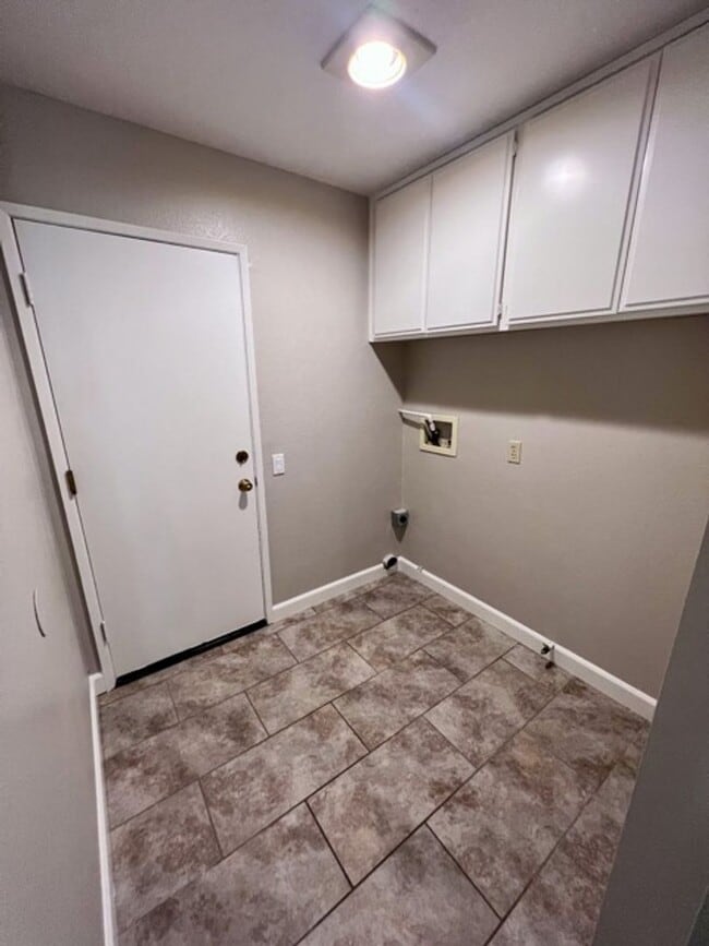 Building Photo - 3 Bedroom SINGLE STORY home located in Murrieta for LEASE!