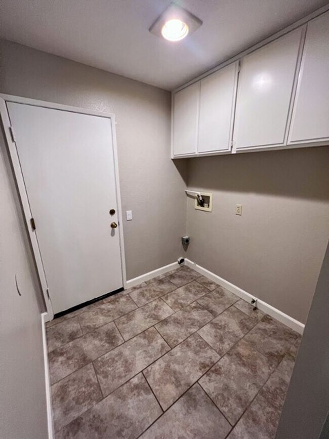 Building Photo - Coming Soon! 3 Bedroom SINGLE STORY home located in Murrieta for LEASE!