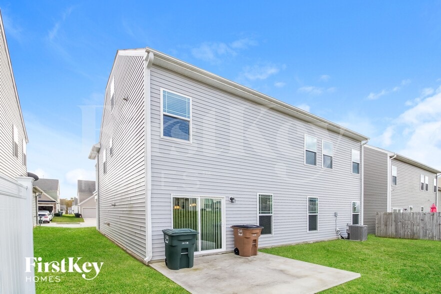 Building Photo - 2207 Talon Dr