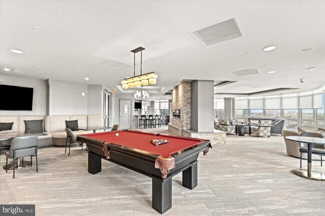 Building Photo - 8220 Crestwood Heights Dr