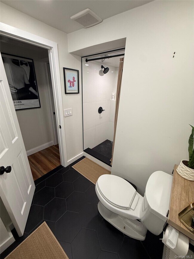 Building Photo - 547 Middle St