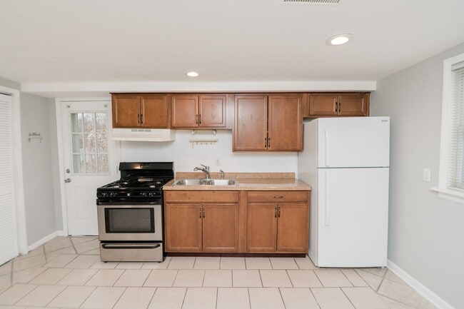 Building Photo - 3 Bedroom / 1 Bathroom Home for Rent in Crown Point