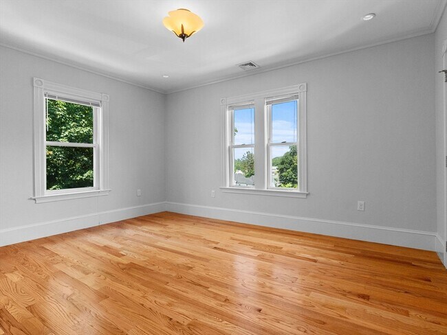 Building Photo - 55 Hale St
