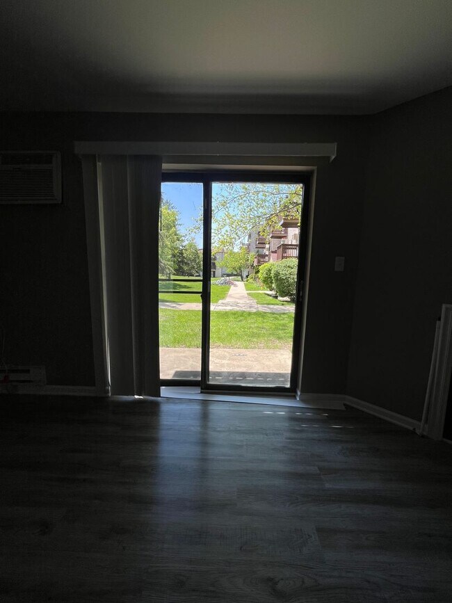 Building Photo - 526 E Spruce Dr