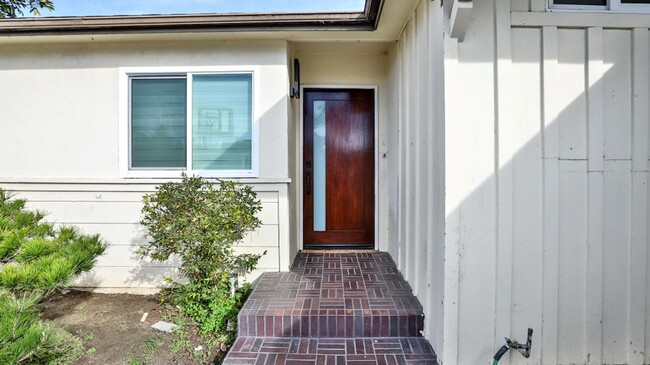 Building Photo - Spacious Home in Garden Grove for Lease