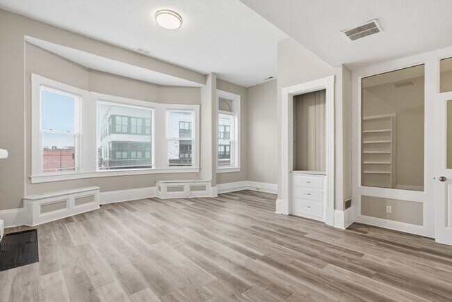 Building Photo - 7 Maple St