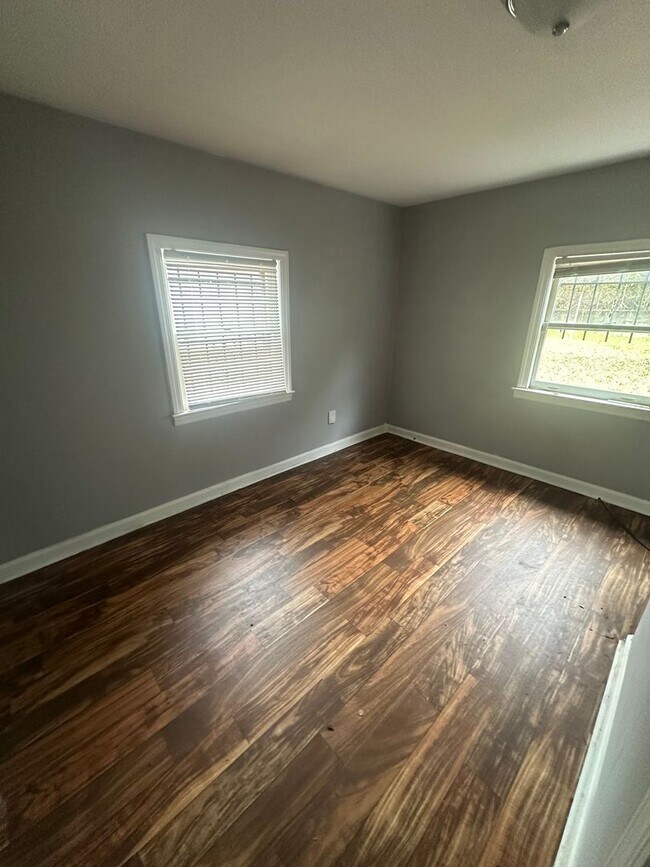 Building Photo - Charming 3 bedroom 1 bath with a huge workshop!