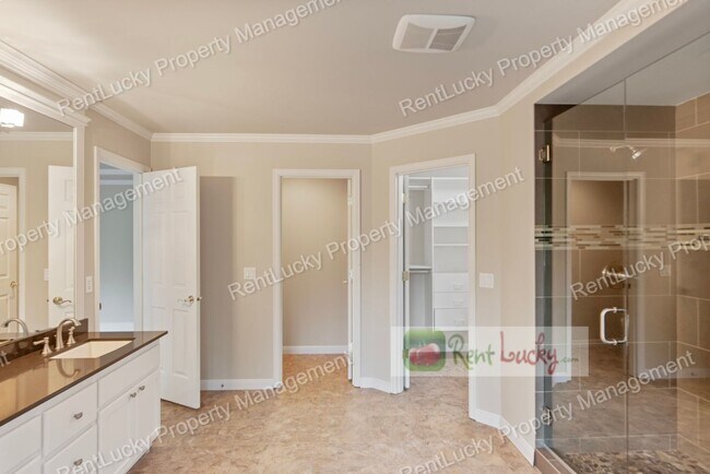 Building Photo - Like-New and HUGE 5-Bedroom Home in Prime Bellevue Location!!