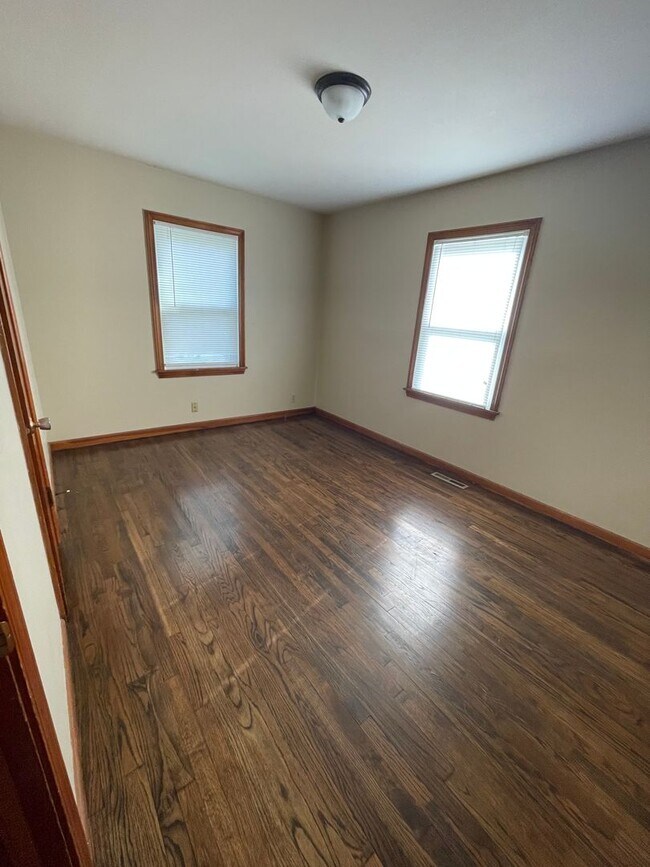 Building Photo - 2 Bedroom, 1 Bathroom House