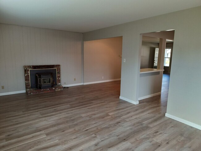 Building Photo - Fabulous home with huge park like yard!