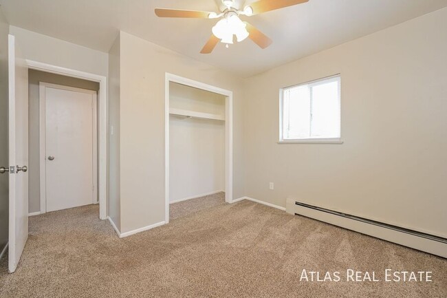 Building Photo - 2 bedroom 1 bath near light rail! Off Stre...