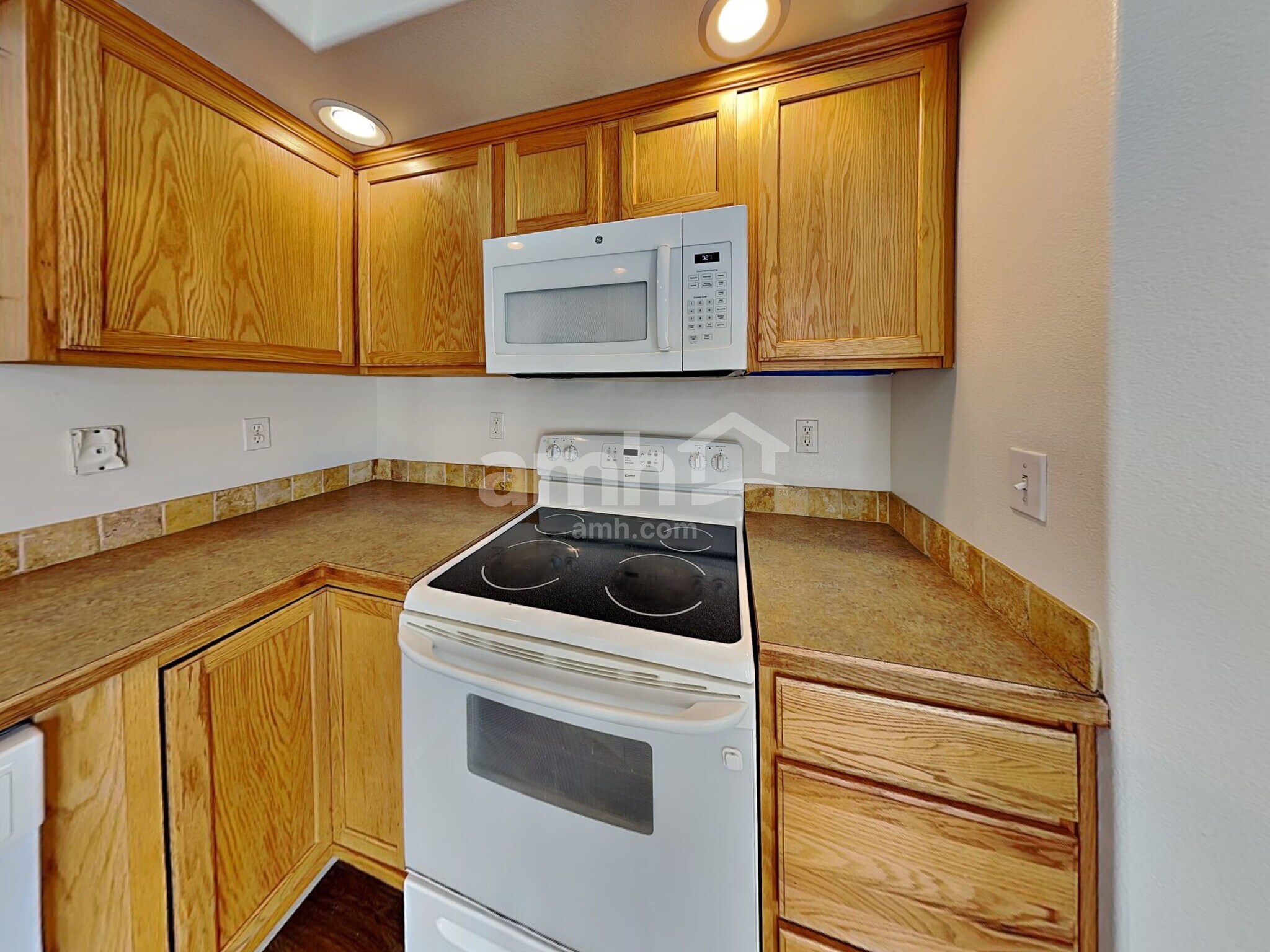 Building Photo - 3261 N Maplestone Ave