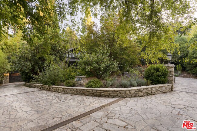 Building Photo - 4880 Queen Florence Ln