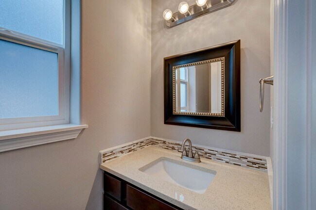 Building Photo - Beautiful Home in Newer Neighborhood