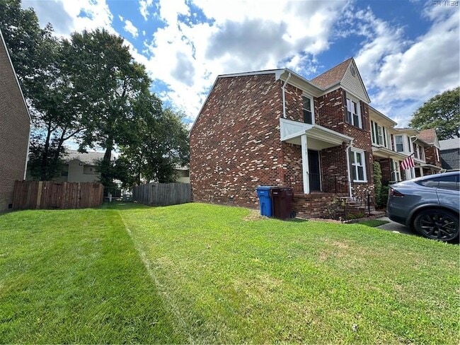 Building Photo - 3112 Radcliffe Ln N