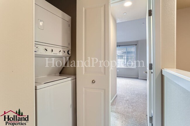 Building Photo - Spacious End-Unit Condo in Prime Beaverton...