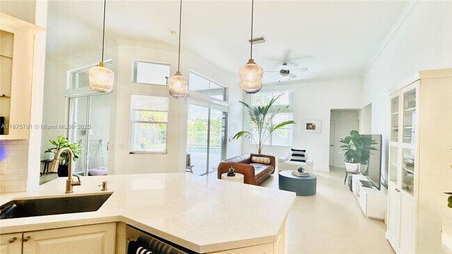 Building Photo - 656 Verona Pl