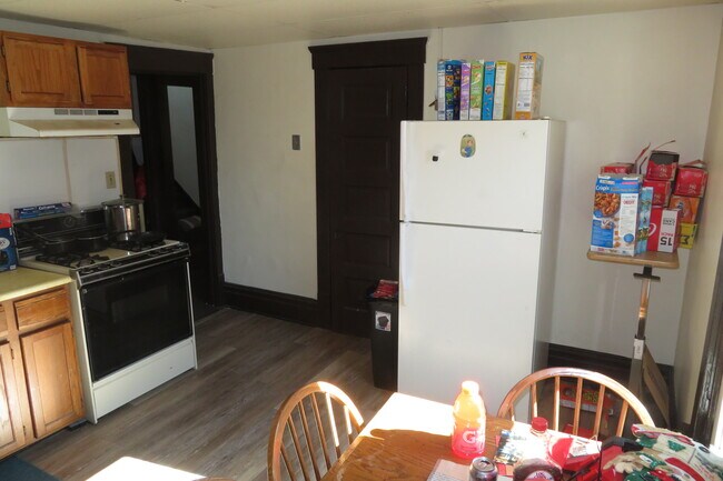 Kitchen - 424 Kirn Ave