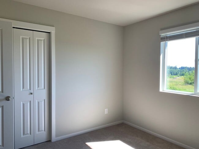 Building Photo - GORGEOUS 5BD, 3BA, 2-CAR GARAGE! AMENITIES...