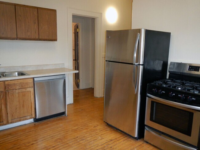 Building Photo - 7/1/26 Bright and Spacious Apartment Close...