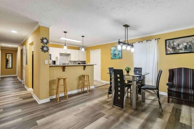 Building Photo - 4bd/2ba Home Minutes From W. Midtown w/ Fu...