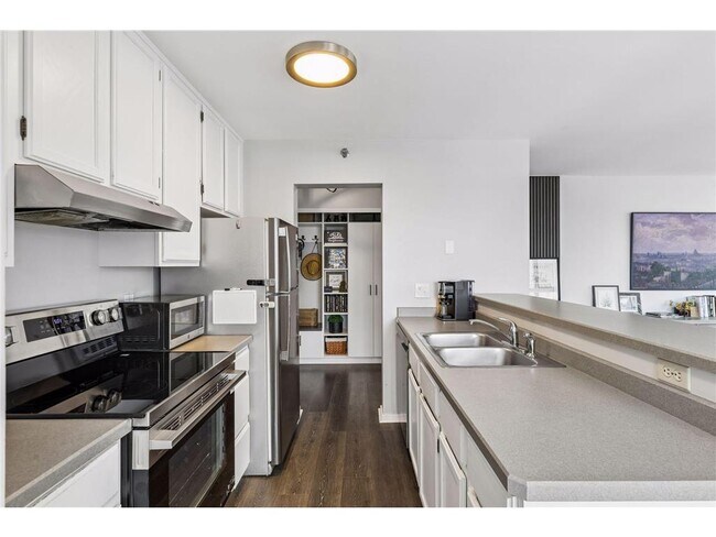 Building Photo - 433 S 7th St