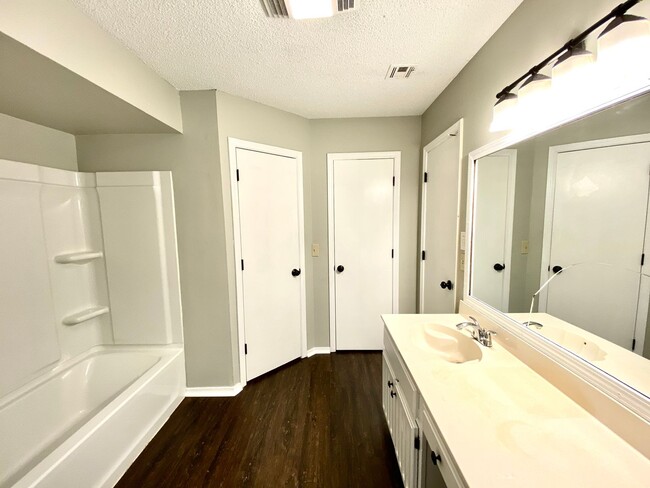 Building Photo - Spacious Jenks 4-Bedroom with NO Carpets &...