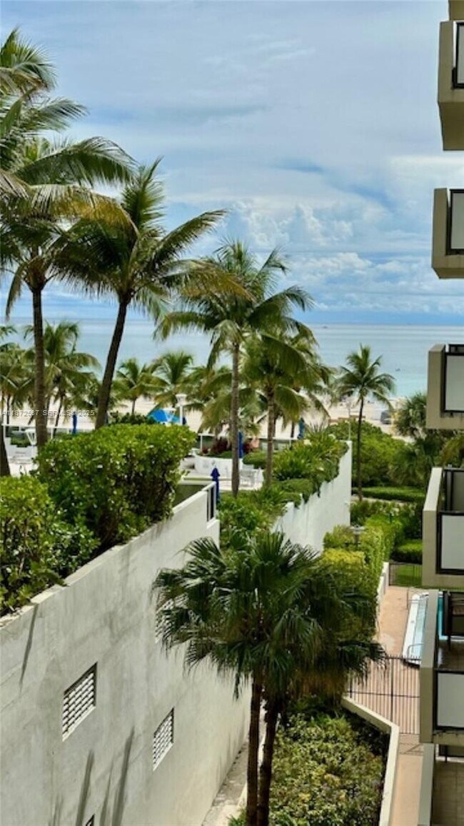 Building Photo - 1623 Collins Ave