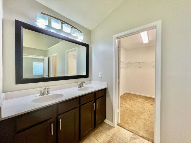 Building Photo - SPACIOUS 3 BEDROOMS!