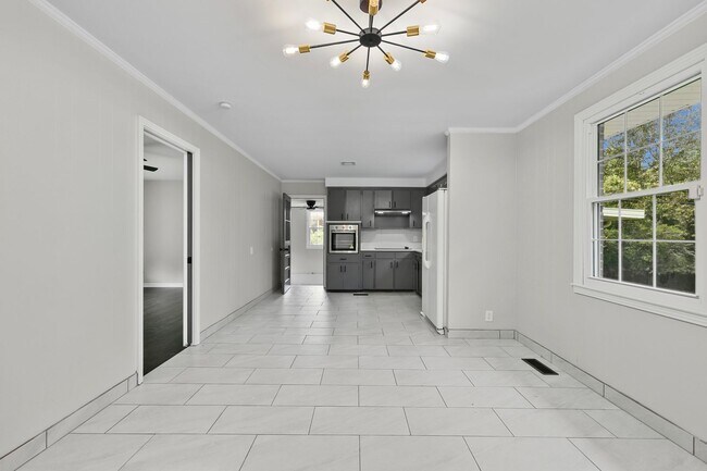 Building Photo - 3 Bedroom 2 Bath Home For Rent Near Downtown!