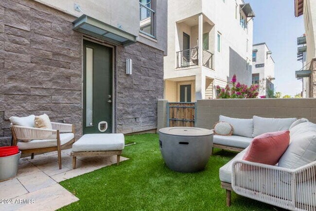 Building Photo - Amazing 2BR + Office Townhome in Old Town Scottsdale