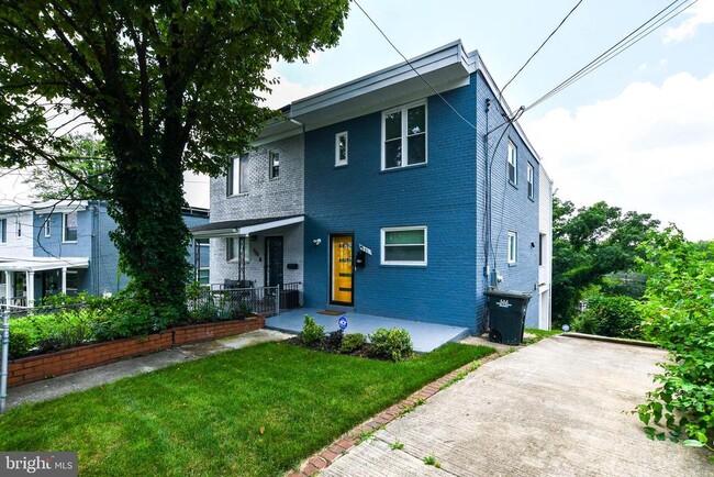 Building Photo - 531 Hilltop Terrace SE