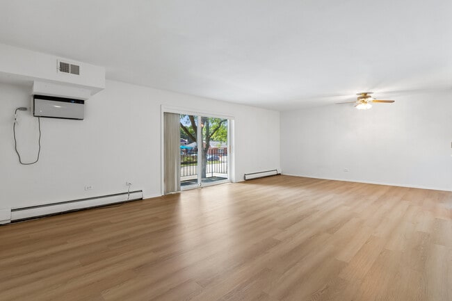Building Photo - 2424 E Oakton St