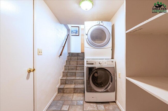 Building Photo - Large 3 bedroom 2 bath 2 car garage with s...