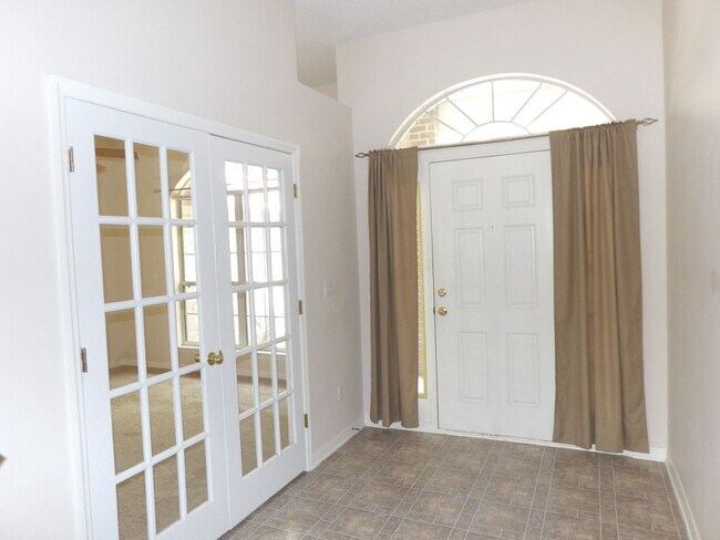 Building Photo - 4 Bedroom 2 Bath 2 Car Garage 2334 Sq Ft C...